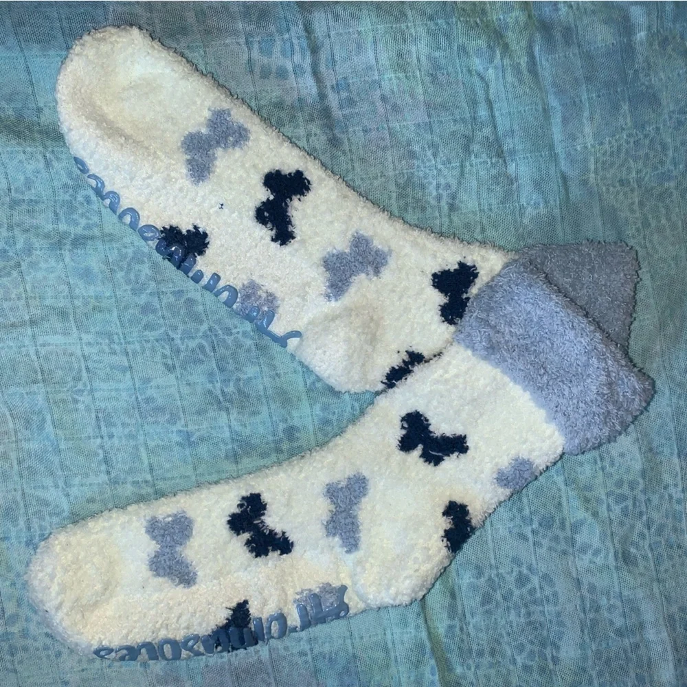 🧦NWOT Women’s Aromasoles Rose & Shea Fuzzy Butterfly Blue White Socks Sizes 6-10